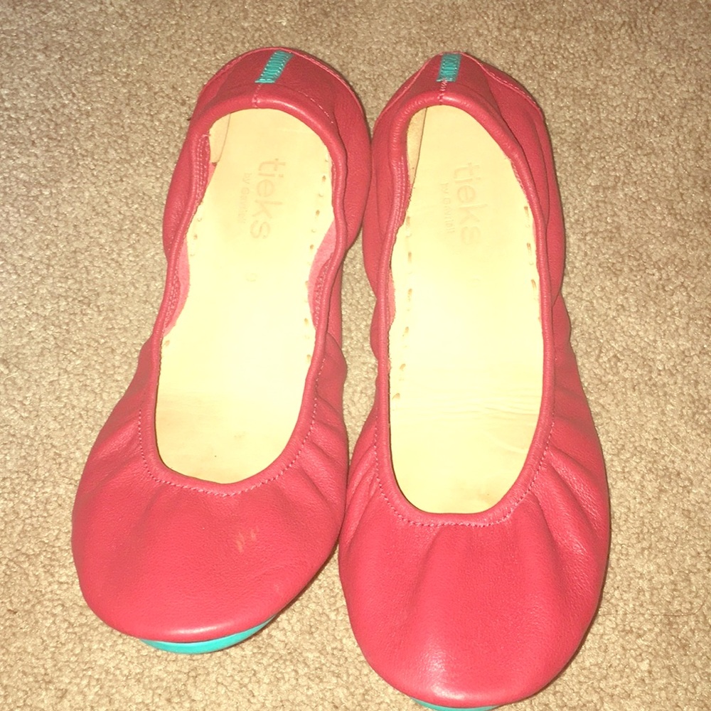 Red tieks